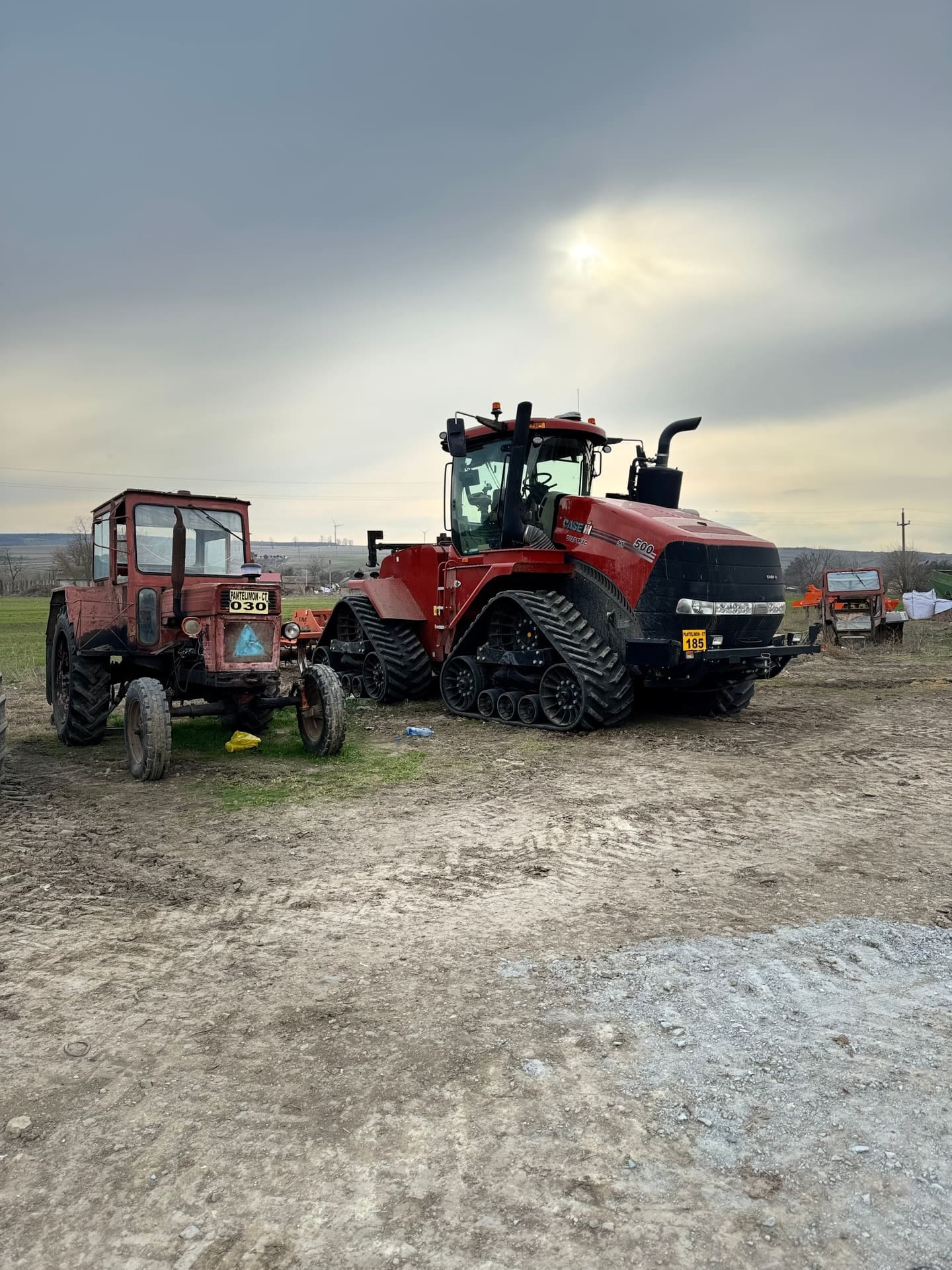 Contrast trecut si prezent — tractor vechi vs Quadtrac 620