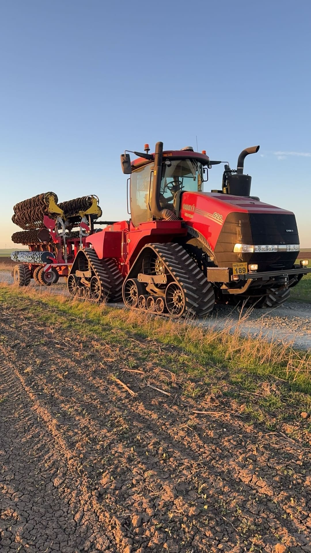 Quadtrac 620 + MZURI la apus de soare