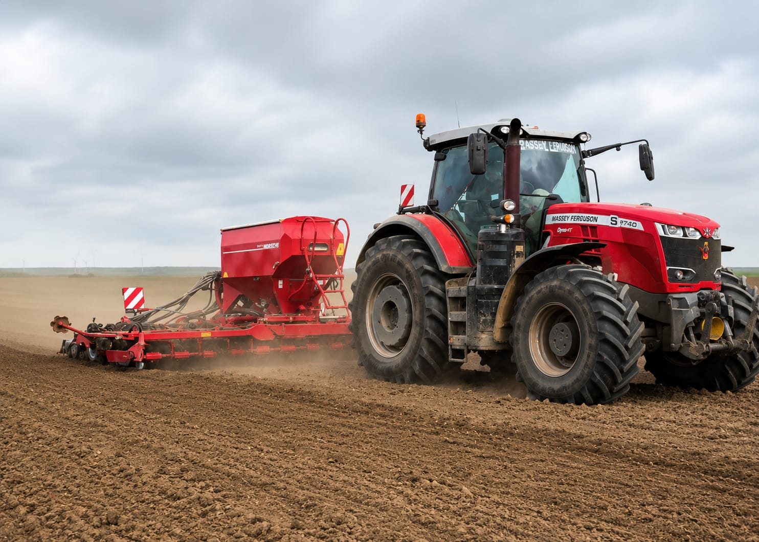 Massey Ferguson S740 cu semanatoare pe camp